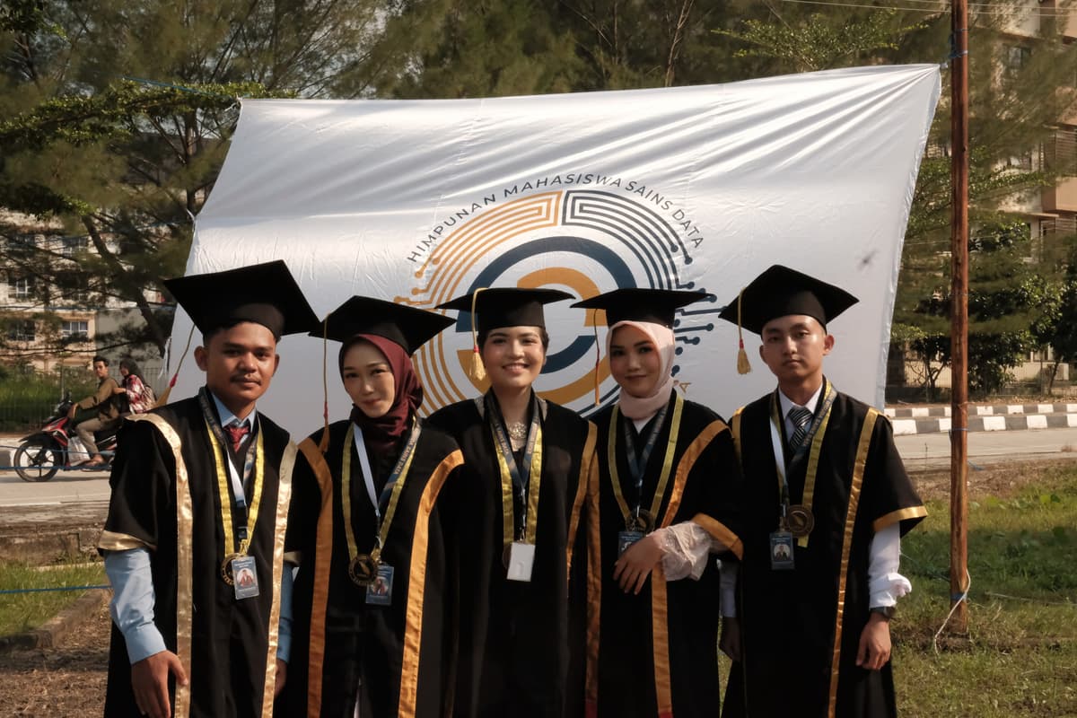 Image for Riuh Wisuda Periode Juli Sains Data: Melepas 5 Wisudawan Pertama, Salah Satunya Ketua Himpunan Pertama HMSD Adyatama